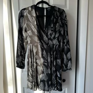 Express Monochrome Leaf Print Long Sleeve Dress XS